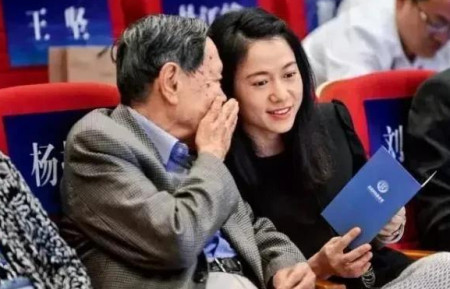 翁帆签离婚协议后精神异常，当街崩溃斥责杨振宁-翁帆嫁给杨振宁是因为政治原因吗