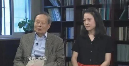 翁帆签离婚协议后精神异常，当街崩溃斥责杨振宁-翁帆嫁给杨振宁是因为政治原因吗