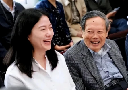 纪实杨振宁让翁帆冻卵，许她再嫁生子，谁说相差54岁的爱情不长久？-杨振宁和翁帆的年龄差