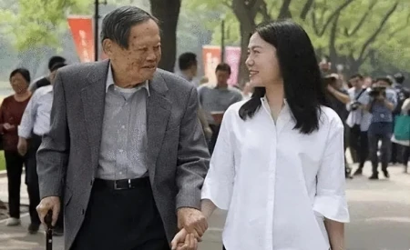 纪实杨振宁让翁帆冻卵，许她再嫁生子，谁说相差54岁的爱情不长久？-杨振宁和翁帆的年龄差