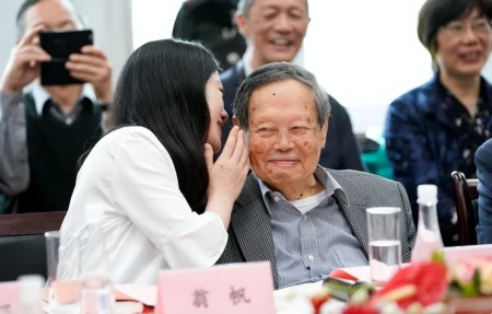 纪实杨振宁让翁帆冻卵，许她再嫁生子，谁说相差54岁的爱情不长久？-杨振宁和翁帆的年龄差