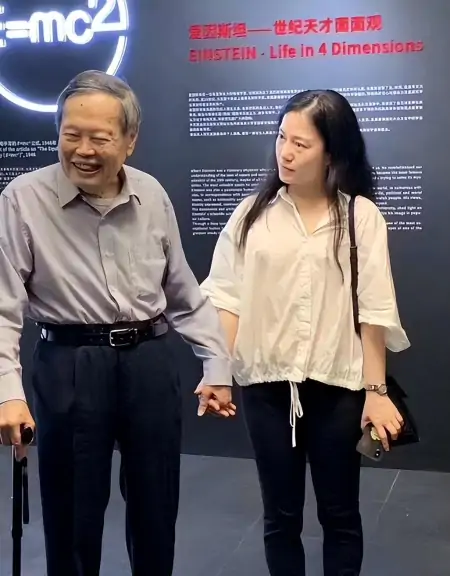 纪实杨振宁让翁帆冻卵，许她再嫁生子，谁说相差54岁的爱情不长久？-杨振宁和翁帆的年龄差