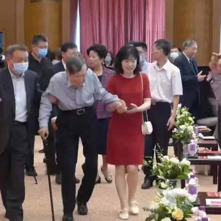 翁帆与杨振宁儿女合照首曝光！一家5口笑容满面，其乐融融-翁帆和杨振宁怎么走到一起的