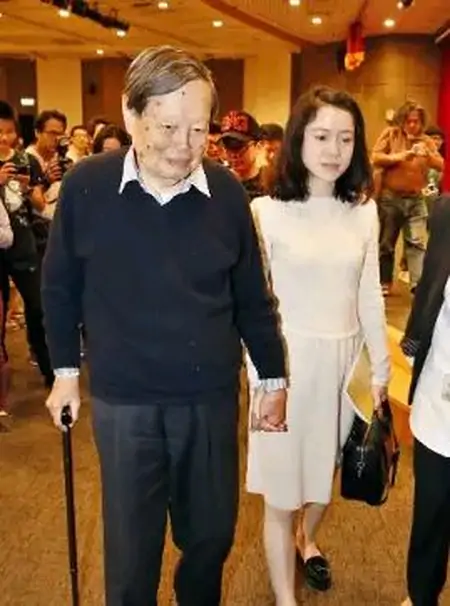 翁帆与杨振宁儿女合照首曝光！一家5口笑容满面，其乐融融-翁帆和杨振宁怎么走到一起的