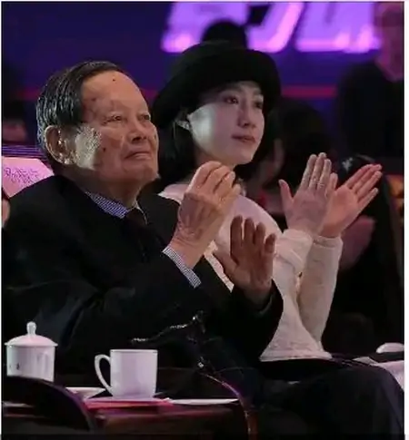 翁帆与杨振宁儿女合照首曝光！一家5口笑容满面，其乐融融-翁帆和杨振宁怎么走到一起的