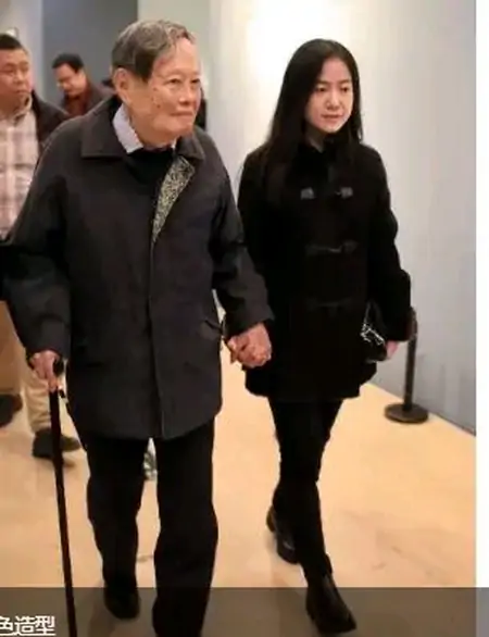 翁帆与杨振宁儿女合照首曝光！一家5口笑容满面，其乐融融-翁帆和杨振宁怎么走到一起的