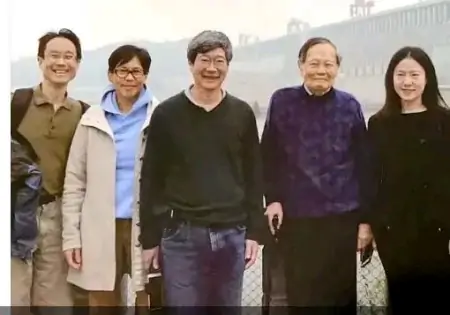 翁帆与杨振宁儿女合照首曝光！一家5口笑容满面，其乐融融-翁帆和杨振宁怎么走到一起的