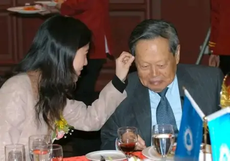 翁帆与杨振宁儿女合照首曝光！一家5口笑容满面，其乐融融-翁帆和杨振宁怎么走到一起的