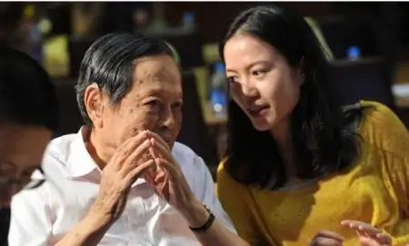 98岁杨振宁依旧精神，44岁翁帆却日渐发福，为何能恩爱16年？-杨振宁和28岁翁帆的爱情故事