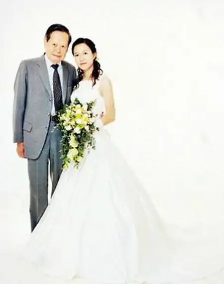 98岁杨振宁依旧精神，44岁翁帆却日渐发福，为何能恩爱16年？-杨振宁和28岁翁帆的爱情故事