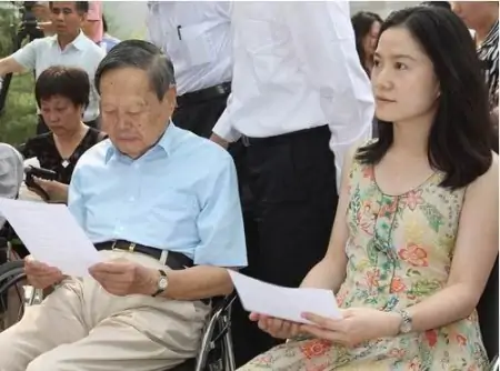 98岁杨振宁依旧精神，44岁翁帆却日渐发福，为何能恩爱16年？-杨振宁和28岁翁帆的爱情故事