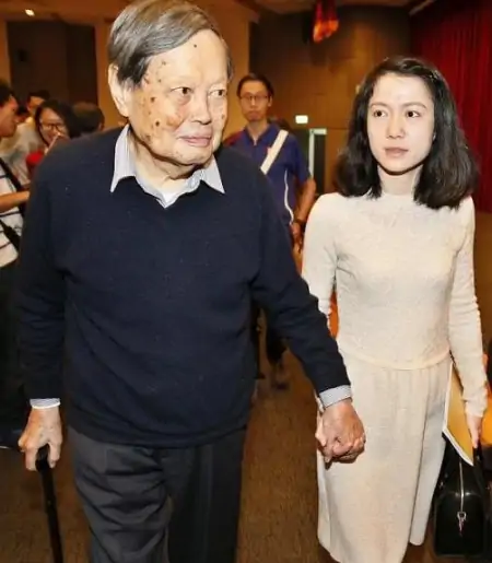98岁杨振宁依旧精神，44岁翁帆却日渐发福，为何能恩爱16年？-杨振宁和28岁翁帆的爱情故事