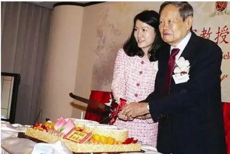 98岁杨振宁依旧精神，44岁翁帆却日渐发福，为何能恩爱16年？-杨振宁和28岁翁帆的爱情故事