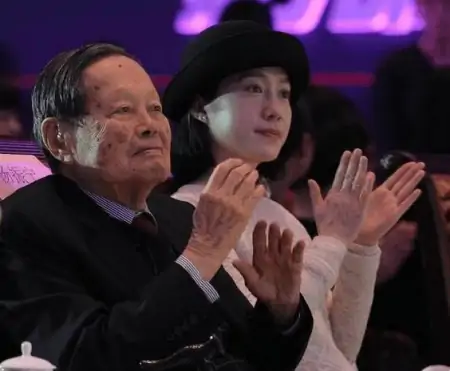 98岁杨振宁依旧精神，44岁翁帆却日渐发福，为何能恩爱16年？-杨振宁和28岁翁帆的爱情故事