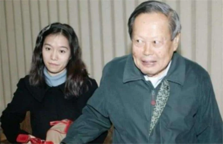 28岁的翁帆和82岁的杨振宁，相差54岁的忘年恋，真的幸福吗？-杨振宁和翁帆真的有孩子吗