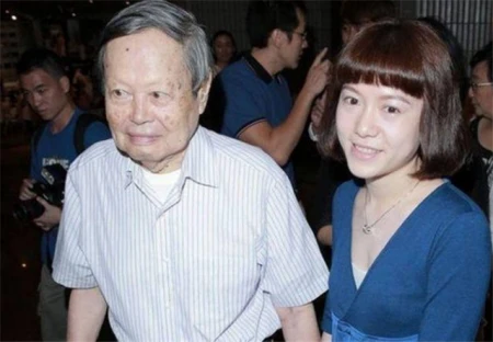 28岁的翁帆和82岁的杨振宁，相差54岁的忘年恋，真的幸福吗？-杨振宁和翁帆真的有孩子吗