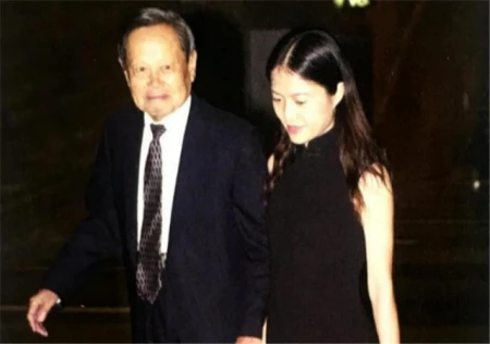 28岁的翁帆和82岁的杨振宁，相差54岁的忘年恋，真的幸福吗？-杨振宁和翁帆真的有孩子吗