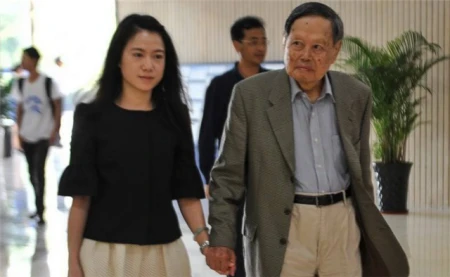 28岁的翁帆和82岁的杨振宁，相差54岁的忘年恋，真的幸福吗？-杨振宁和翁帆真的有孩子吗