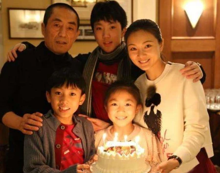 98岁杨振宁精神饱满，44岁翁帆发福显老，牵手16年依旧恩爱如初！-杨振宁和28岁翁帆的爱情关系