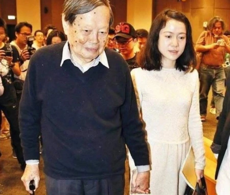 98岁杨振宁精神饱满，44岁翁帆发福显老，牵手16年依旧恩爱如初！-杨振宁和28岁翁帆的爱情关系