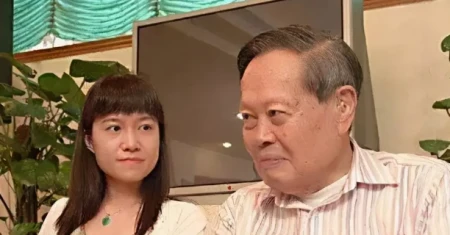 98岁杨振宁精神饱满，44岁翁帆发福显老，牵手16年依旧恩爱如初！-杨振宁和28岁翁帆的爱情关系