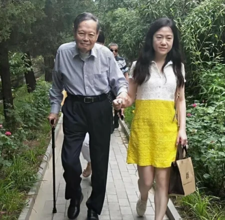 98岁杨振宁精神饱满，44岁翁帆发福显老，牵手16年依旧恩爱如初！-杨振宁和28岁翁帆的爱情关系