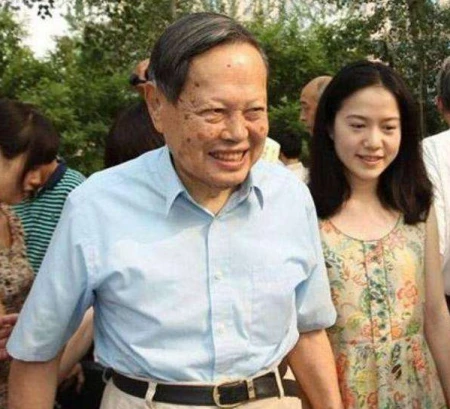 98岁杨振宁精神饱满，44岁翁帆发福显老，牵手16年依旧恩爱如初！-杨振宁和28岁翁帆的爱情关系