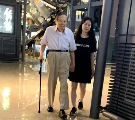 98岁杨振宁精神饱满，44岁翁帆发福显老，牵手16年依旧恩爱如初！-杨振宁和28岁翁帆的爱情关系