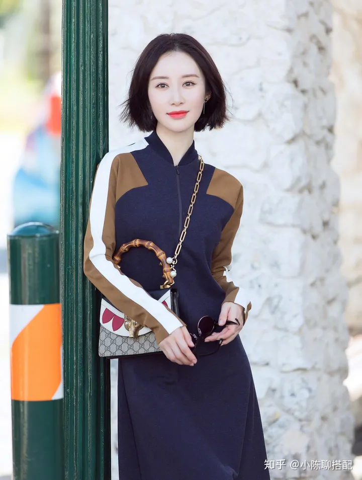 舒畅1米6真敢穿拖地裙，勾勒出的细腰不堪一握，32岁少女感依旧-舒畅同款