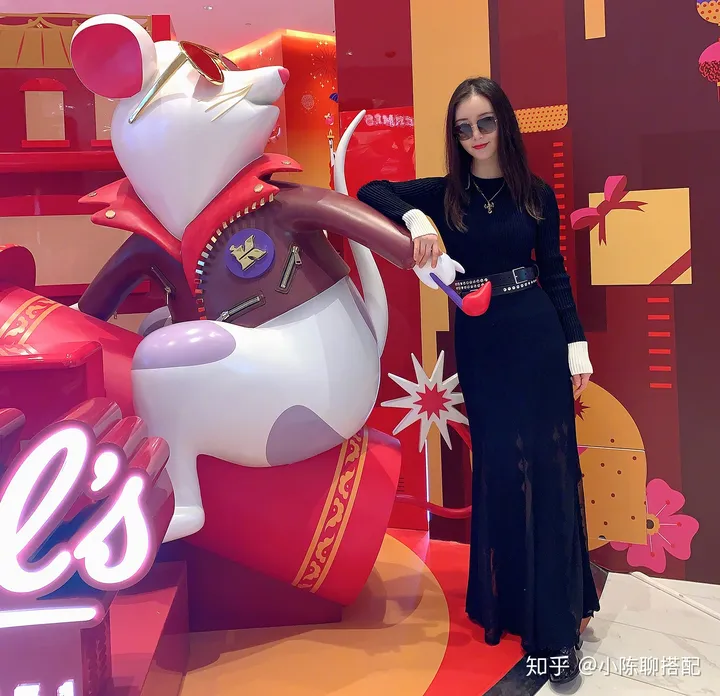 舒畅1米6真敢穿拖地裙，勾勒出的细腰不堪一握，32岁少女感依旧-舒畅同款