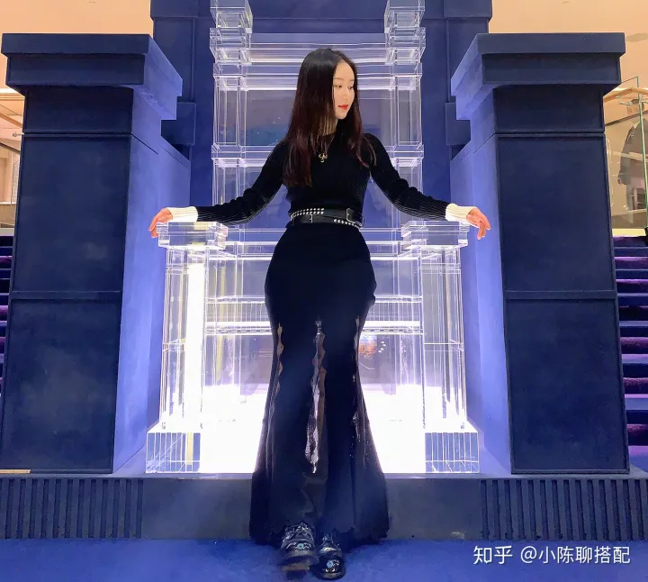 舒畅1米6真敢穿拖地裙，勾勒出的细腰不堪一握，32岁少女感依旧-舒畅同款