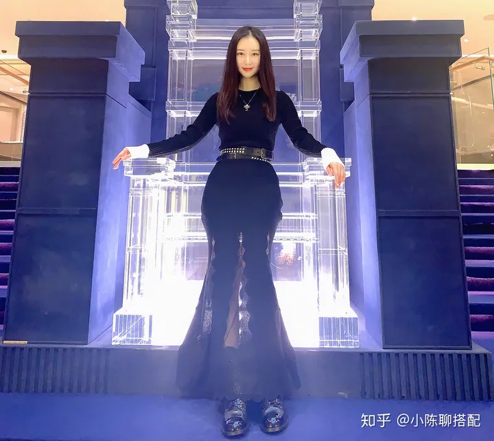 舒畅1米6真敢穿拖地裙，勾勒出的细腰不堪一握，32岁少女感依旧-舒畅同款