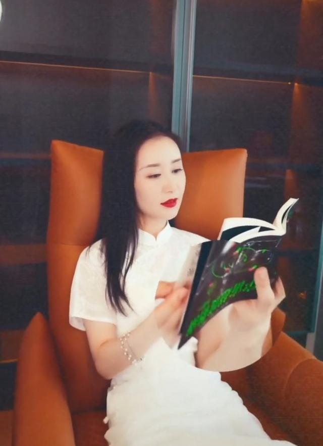 33岁舒畅近况曝光，穿白色旗袍气质好，超大豪宅一墙玩具好瞩目-舒畅干什么去了