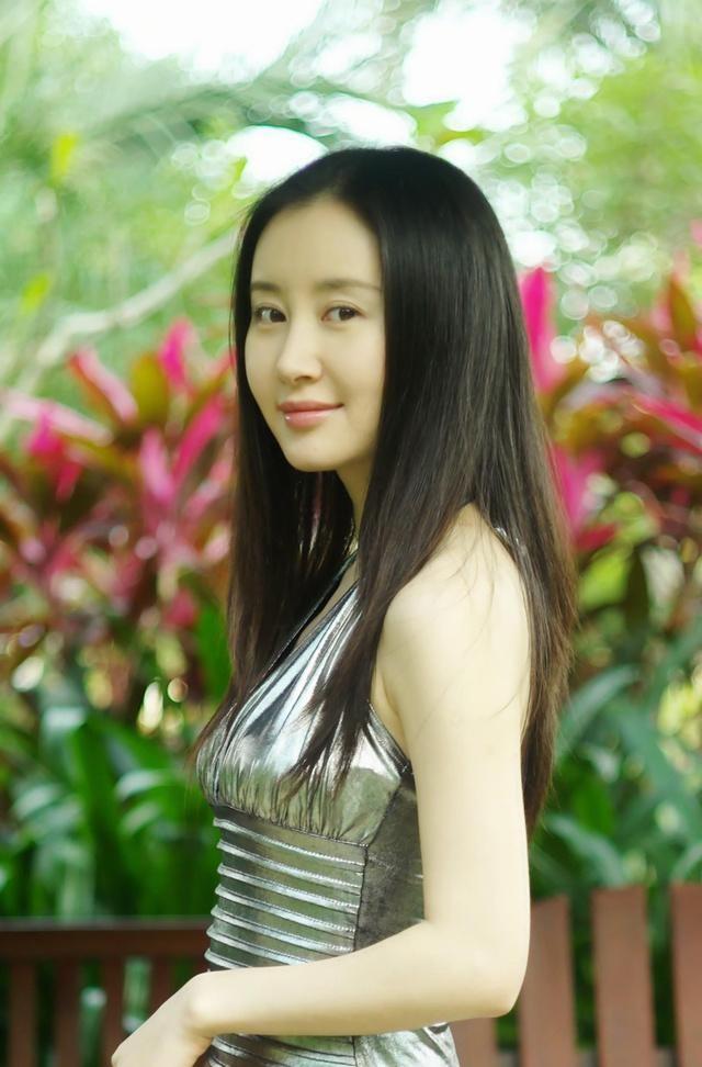 33岁舒畅近况曝光，穿白色旗袍气质好，超大豪宅一墙玩具好瞩目-舒畅干什么去了