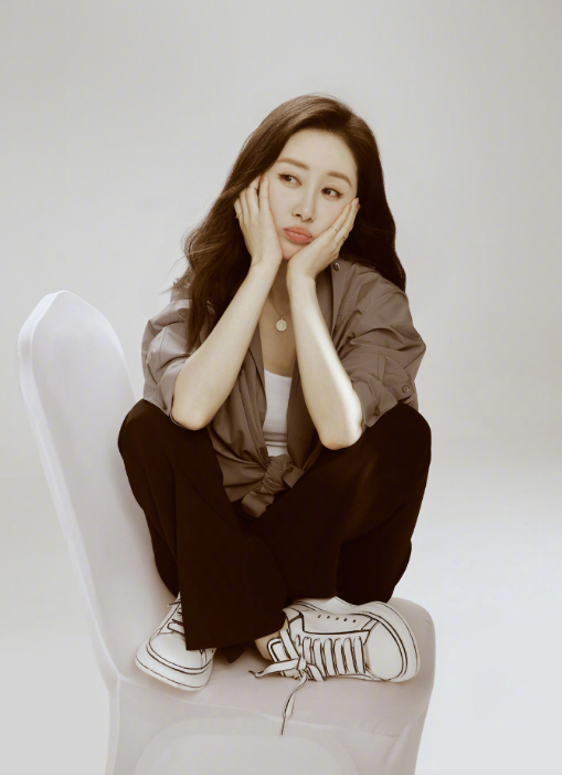 34岁舒畅晒照鞋子仅300块，肤白貌美似少女，手指粗糙出卖年纪-舒畅年龄