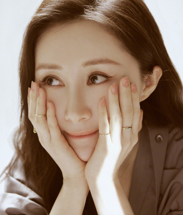 34岁舒畅晒照鞋子仅300块，肤白貌美似少女，手指粗糙出卖年纪-舒畅年龄