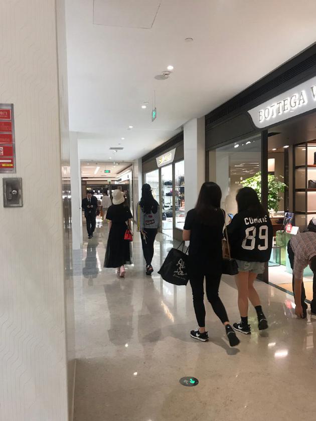 偶遇刘亦菲舒畅逛街 神仙友情令人称羡-刘亦菲与舒畅区别