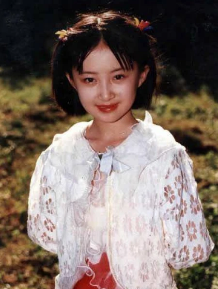 5岁出道，10岁母亲离世，33岁没谈过恋爱，她经历了什么？-五岁女孩离世