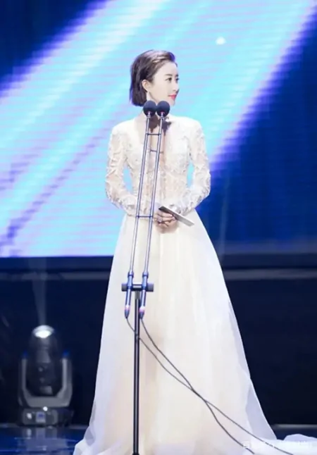 33岁舒畅穿镂空裙太美 V领风格秀美颈 颜值身材如少女-舒畅同款连衣裙