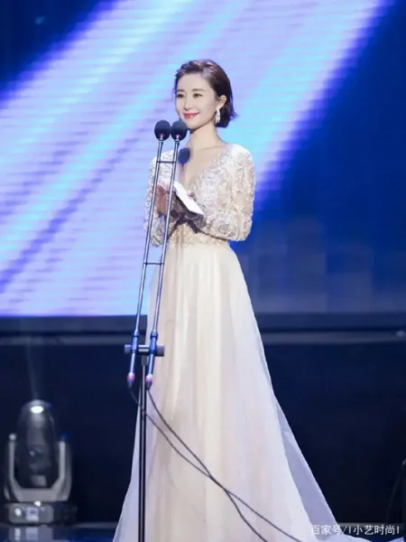 33岁舒畅穿镂空裙太美 V领风格秀美颈 颜值身材如少女-舒畅同款连衣裙