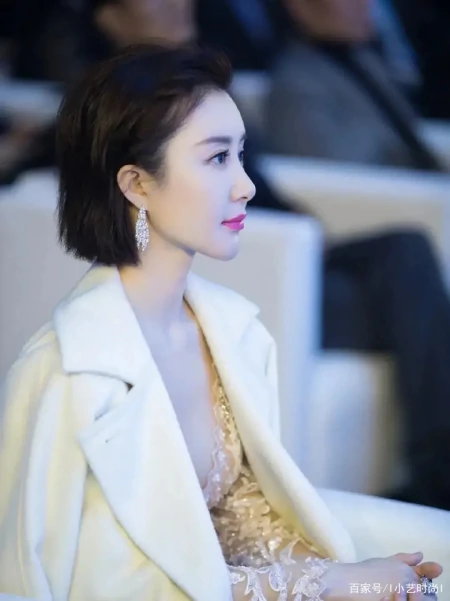 33岁舒畅穿镂空裙太美 V领风格秀美颈 颜值身材如少女-舒畅同款连衣裙