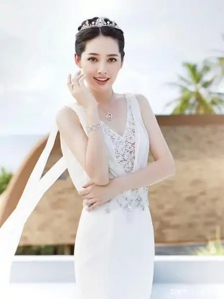 33岁舒畅穿镂空裙太美 V领风格秀美颈 颜值身材如少女-舒畅同款连衣裙