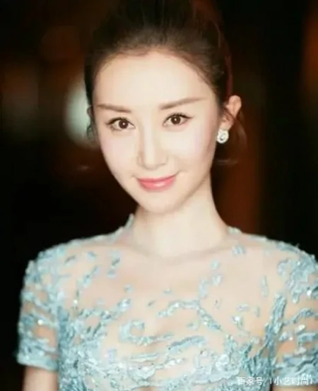 33岁舒畅穿镂空裙太美 V领风格秀美颈 颜值身材如少女-舒畅同款连衣裙