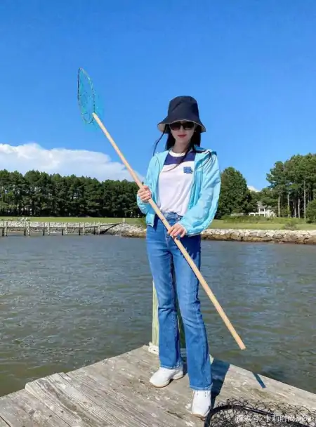 33岁舒畅越来越美了，穿条纹衬衫女人味倍足，披发造型美到不敢认-舒畅的衣服