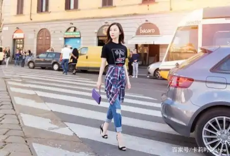 33岁舒畅越来越美了，穿条纹衬衫女人味倍足，披发造型美到不敢认-舒畅的衣服