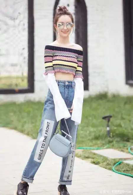 33岁舒畅越来越美了，穿条纹衬衫女人味倍足，披发造型美到不敢认-舒畅的衣服