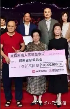 陈丽华身材富态有气质，难怪能俘获“唐长老”，老年人的穿衣模板-陈丽华47岁