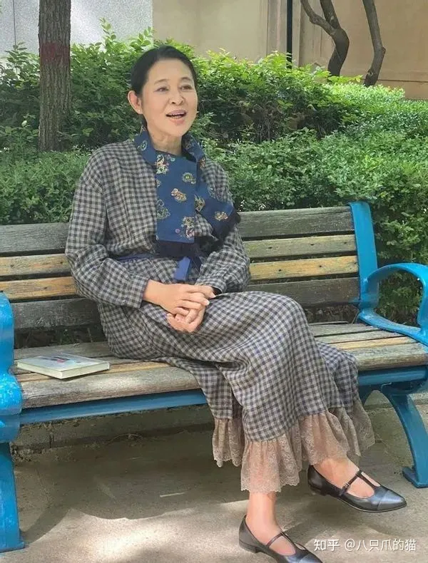 陈丽华身材富态有气质，难怪能俘获“唐长老”，老年人的穿衣模板-陈丽华47岁