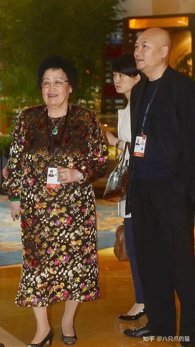 陈丽华身材富态有气质，难怪能俘获“唐长老”，老年人的穿衣模板-陈丽华47岁