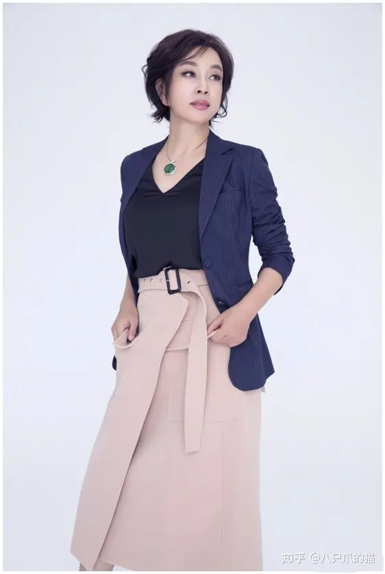 陈丽华身材富态有气质，难怪能俘获“唐长老”，老年人的穿衣模板-陈丽华47岁